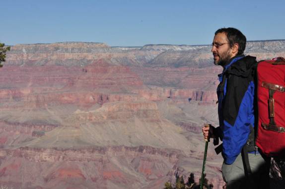 Durante a trilha de descida, admirando a paisagem do Grand Canyon no Arizona, nos Estados Unidos